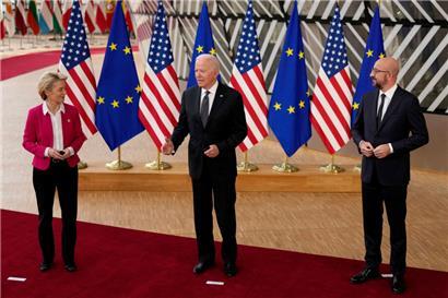 Ursula von der Leyen, Präsidentin der Europäischen Kommission, Joe Biden, Präsident der USA, und Charles Michel, Präsident des Europäischen Rats, sprechen mit Journalisten vor dem EU-USA-Gipfel im Gebäude des Europäischen Rates 
