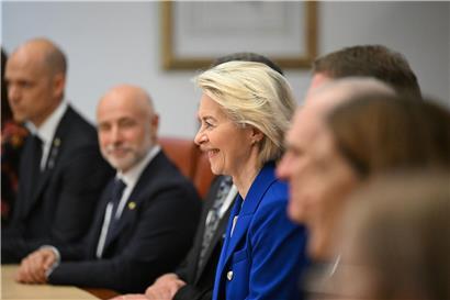 Ursula von der Leyen bei bilateralem Treffen im Parlamentsgebäude, Gespräch mit australischem Premierminister Albanese