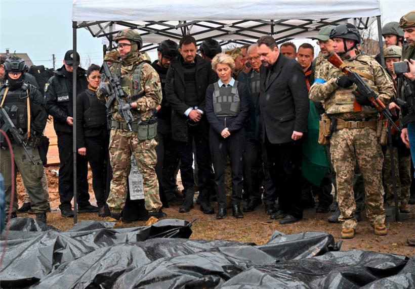 Ursula von der Leyen besuchte während ihres Besuchs in der Ukraine ein Massengrab in Butscha. Begleitet wurde sie dabei vom slowakischen Regierungschef Eduard Heger (links neben ihr) und dem EU-Außenbeauftragten Josep Borrell (rechts neben ihr)
