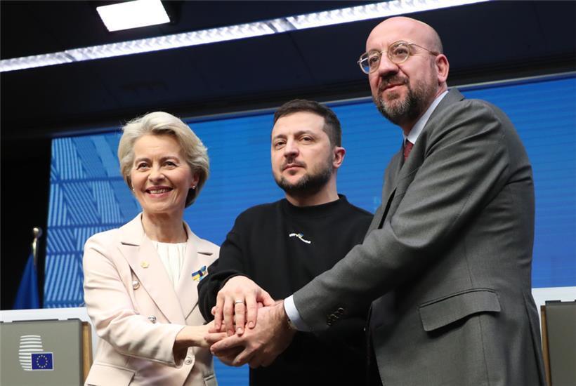 Ursula von der Leyen (l.-r.), Präsidentin der Europäischen Kommission, Wolodymyr Selenskyj, Präsident der Ukraine, und Charles Michel, Präsident des Europäischen Rates, zeigen während einer Pressekonferenz anlässlich eines Sondergipfels des Europäischen Rates Zusammenhalt
