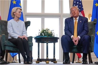  Ursula von der Leyen und Donald Trump besiegeln das umstrittene Zollabkommen
