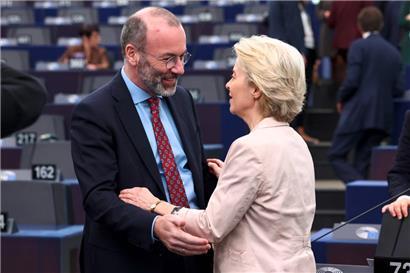 Ursula von der Leyen und Manfred Weber im Gespräch
