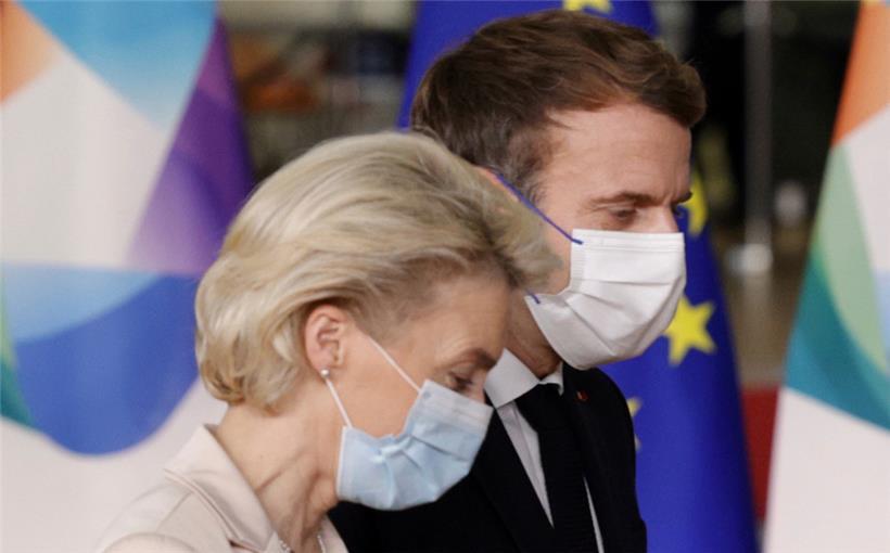 Ursula von der Leyen (vorne), Präsidentin der Europäischen Kommission, spricht mit Emmanuel Macron, Präsident von Frankreich, nach einem Gruppenfoto der Staats- und Regierungschefs der EU und der Länder der Östlichen Partnerschaft.
