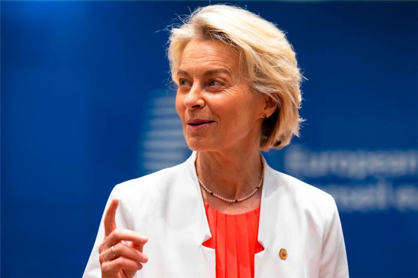Ursula von der Leyen wird wahrscheinlich auch künftig an der Spitze der EU-Kommission stehen. Doch dafür braucht ihre Koalition im Europaparlament eine stabile Mehrheit. 
