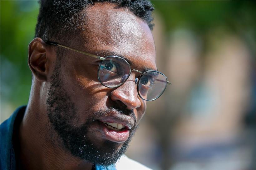 Uyi Nosa-Odia, bekannt als UNO, musste aus seiner Heimat in Nigeria fliehen und versucht, sich nun in der Luxemburger Kunstszene einen Namen zu machen 

