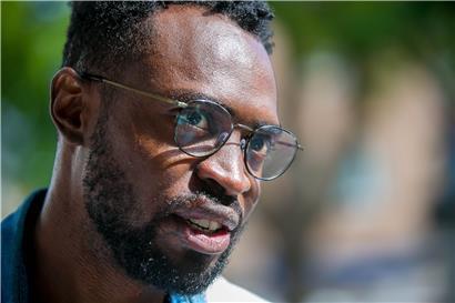 Uyi Nosa-Odia, bekannt als UNO, musste aus seiner Heimat in Nigeria fliehen und versucht, sich nun in der Luxemburger Kunstszene einen Namen zu machen 
