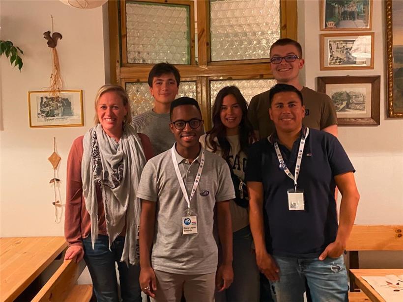 VIC à Vienne: la délégation du LHCE avec les professeurs Caroline Konnen (g.) et Michel Fabeck (d.)
