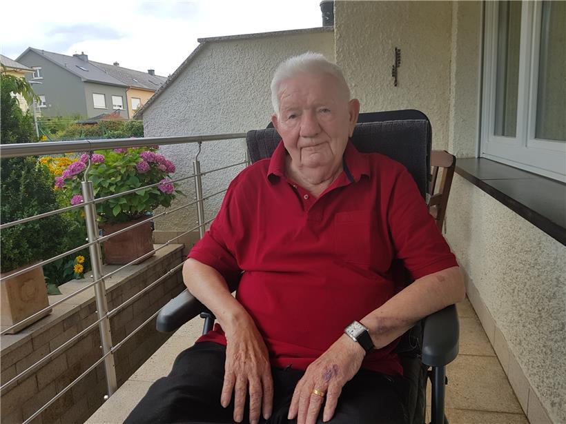 Val Olinger auf seiner Terrasse in Esch-Lallingen. Der 93-Jährige ist seit 1936 Fan der Escher Jeunesse und erlebte 27 von 28 Meisterschaftsgewinnen seines Vereins mit.

