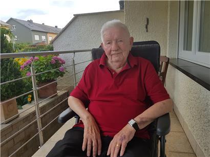 Val Olinger auf seiner Terrasse in Esch-Lallingen. Der 93-Jährige ist seit 1936 Fan der Escher Jeunesse und erlebte 27 von 28 Meisterschaftsgewinnen seines Vereins mit.
