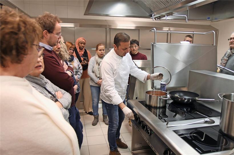 Valentino Angelini zeigte den Teilnehmern, wie man mit wenigen Zutaten eine leckere „Salsa napoletana“ vorbereitet
