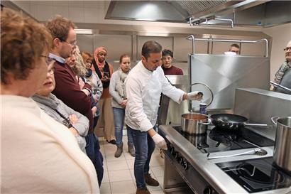 Valentino Angelini zeigte den Teilnehmern, wie man mit wenigen Zutaten eine leckere „Salsa napoletana“ vorbereitet
