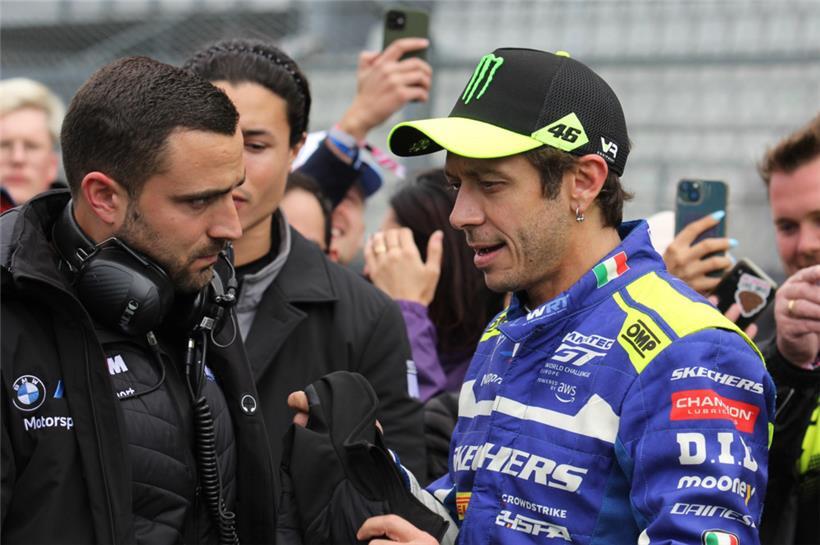 Valentino Rossi bei den letzten Diskussionen vor dem Start
