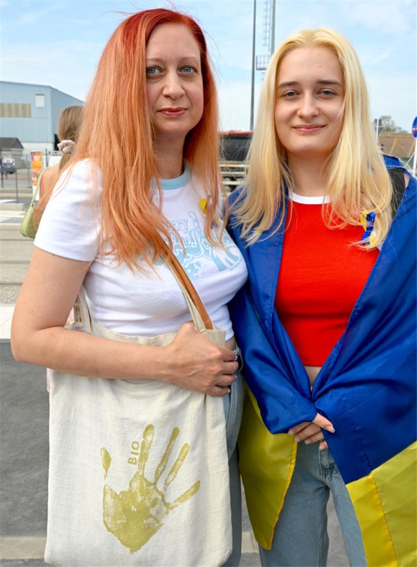 Valentyna und ihre Tochter Emilia Vezeshchahina finden es wichtig, dass der Krieg in ihrer Heimat nicht vergessen wird
