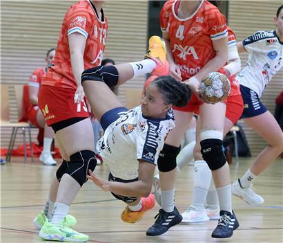 Valérie Gomes erzielt sechs Tore in der letzten Viertelstunde der ersten Halbzeit beim Fußballspiel