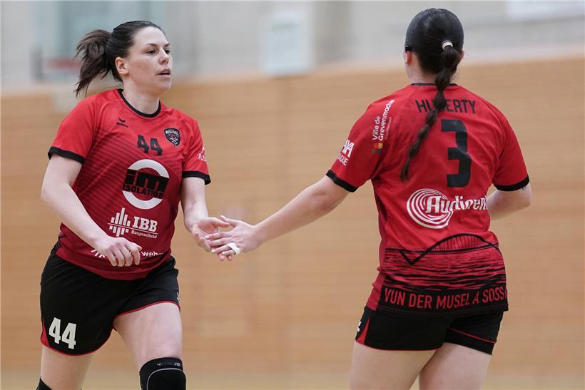 Porträt von Valérie Mackel, professionelle Expertin für Kommunikation und Medien, lächelnd vor neutralem Hintergrund.