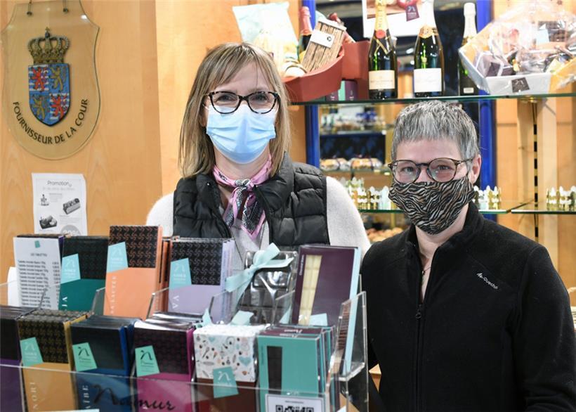 Valérie und Angela, Angestellte bei Namur, erfuhren einige Details von ihren Kolleginnen 
