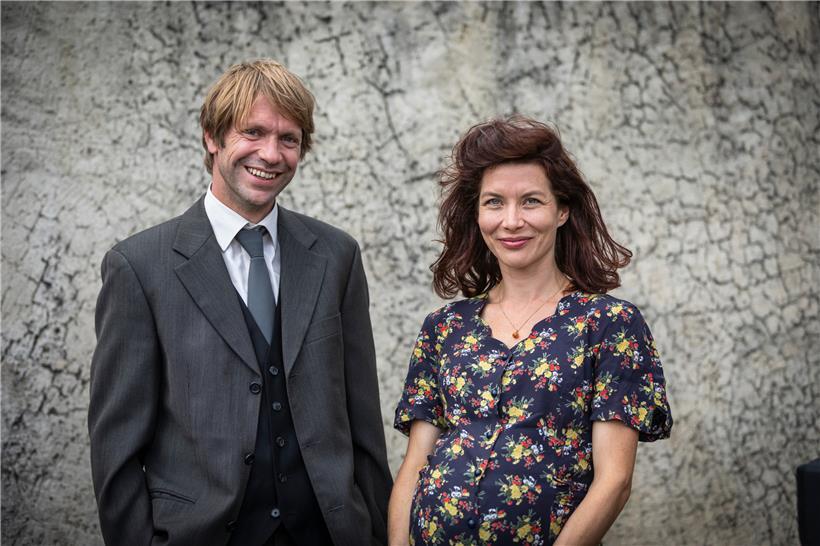 Vater Ernst (Luc Schiltz) verliebt sich in Charlotte (Fabienne Hollwege)

