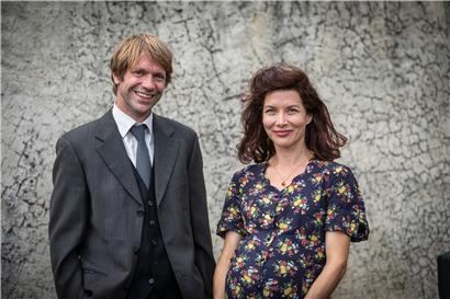 Vater Ernst (Luc Schiltz) verliebt sich in Charlotte (Fabienne Hollwege)
