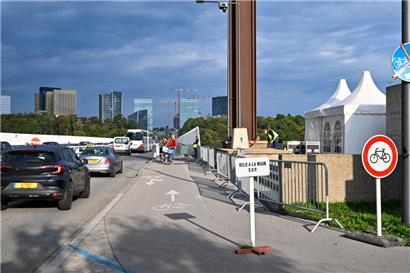 Vélo à la main s.v.p.: Auf der Roten Brücke müssen Radfahrer derzeit absteigen – oder über die Fahrbahn fahren
