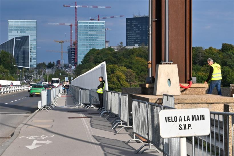 „Vélo à la main s.v.p.“, heißt es aktuell auf der Roten Brücke in Luxemburg-Stad...
