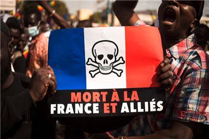Vendredi, des dizaines de milliers de personnes ont manifesté au Mali à l’appel de la junte dirigée par le colonel Assimi Goïta
