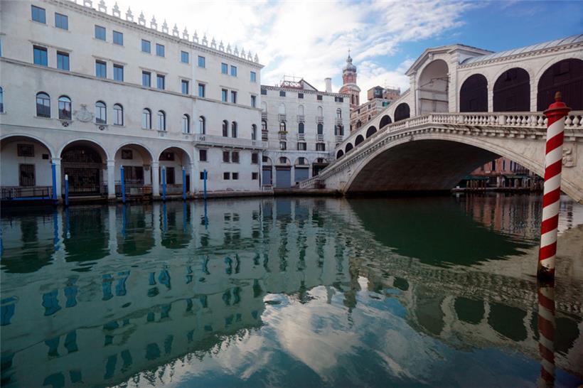 Venedig will einen Dauereintritt in die Stadt einführen, denn an vielen Tagen ist in den engen Gassen rund um die Rialtobrücke kaum noch ein Durchkommen
