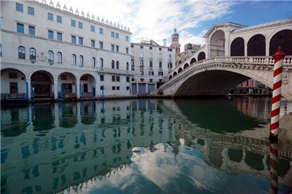 Venedig will einen Dauereintritt in die Stadt einführen, denn an vielen Tagen ist in den engen Gassen rund um die Rialtobrücke kaum noch ein Durchkommen
