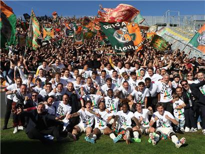 Venezia und Seid Korac feiern jubelnd mit mitgereisten Fans nach spannendem Fußballspiel