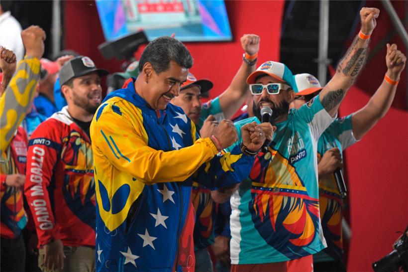 Venezuelas Präsident Nicolas Maduro lässt sich von seinen Anhängern feiern
