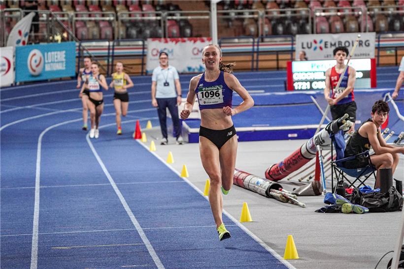 Vera Bertemes-Hoffmann beim Hallenrennen im Winter, sechs Wettkämpfe auf Leichtathletikbahn