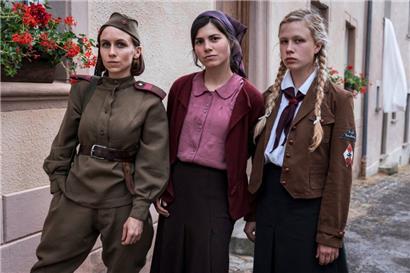 Vera (Eugénie Anselin), Simone (Hanna van Vliet) und Winnie (Anna Bachmann) müssten eigentlich verfeindet sein, kommen sich während des Films aber immer näher
