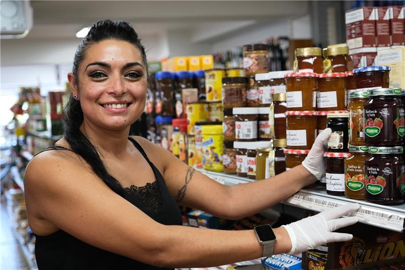 Vera Gonçalves-Silva betreibt die „Epicerie am Duerf“. Es ist ein Geschäft „à proximité“ und nicht das einzige Lebensmittelgeschäft in Monnerich.
