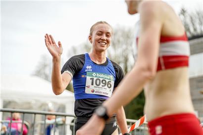 Vera Hoffmann freut sich über ihren ersten Cross-Landesmeistertitel
