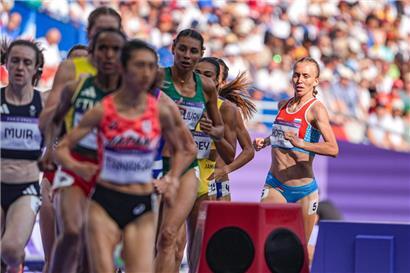 Vera Hoffmann (r.) hat vor der letzten Kurve zum Überholmanöver angesetzt
