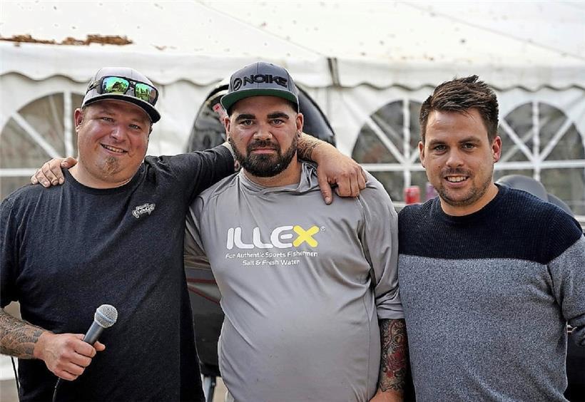 Veranstalter Jojo Schmidt und Tom Weber gratulieren dem Sieger Joey Sorgana (Mitte)
