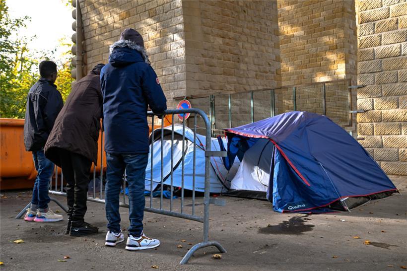 Verbände kritisieren Jean Asselborns Vorgehensweise gegenüber alleinstehenden Männern, die internationalen Schutz suchen
