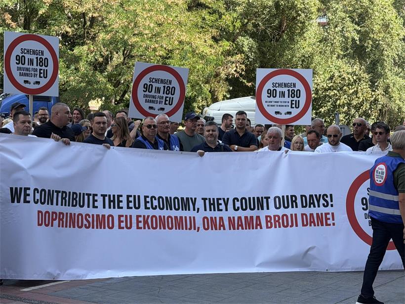 Verbitterung im EU‑Wartesaal: protestierende Spediteure und Berufskraftfahrer vor der EU-Delegation in Belgrad