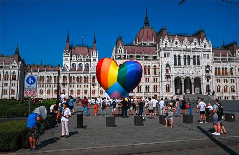 „Verboten für unter 18-Jährige“: Aktivisten lassen einen Regenbogen-Ballon in Budapest aufsteigen 
