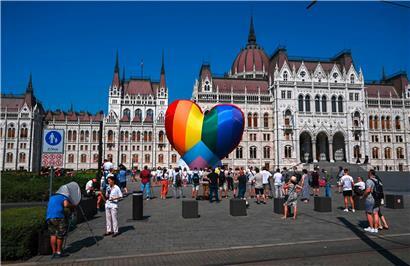 „Verboten für unter 18-Jährige“: Aktivisten lassen einen Regenbogen-Ballon in Budapest aufsteigen 
