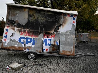 Verbranntes Wahlplakat der Vucic-Partei SNS vor dem Parlament in Belgrad