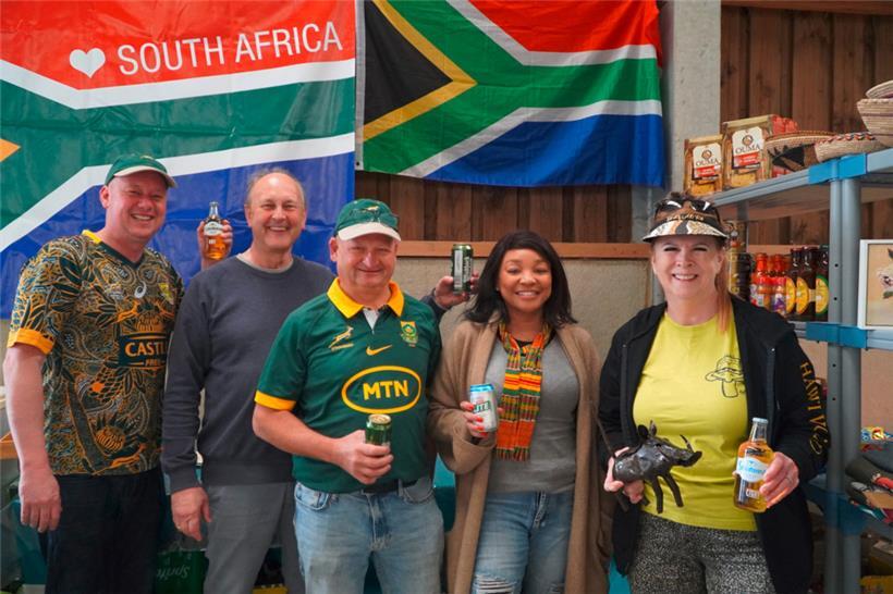 Verbunden mit Südafrika, dem Heimatland der Strauße      
