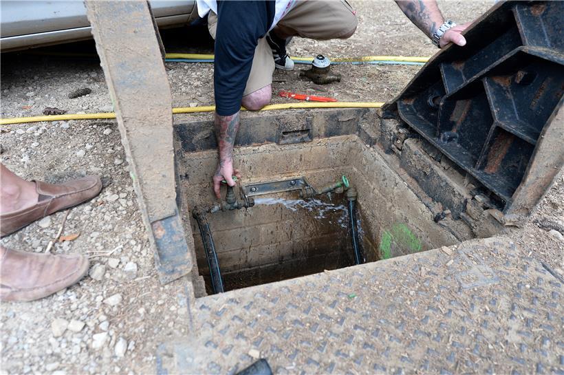 Verdacht erhärtet sich: Bis zu diesem Kontrollschacht beliefert die Hauptleitung...