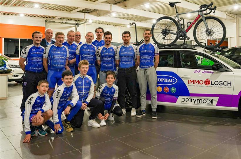 Vereinsfahrer mit ihrem neuen Trainer, Charles Drinkwater (1.v.l.)