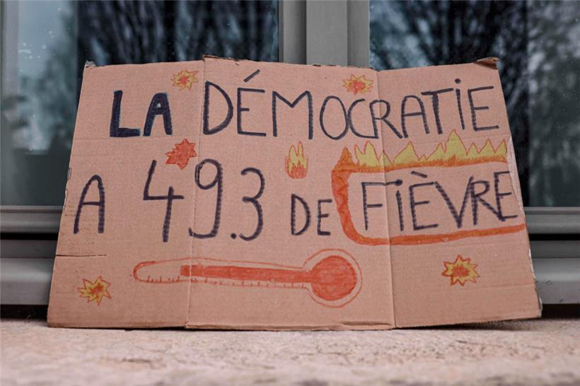 Verfassungsartikel 49.3 ist ein zweispältiges Instrument, das ein Durchregieren ermöglicht, allerdings auf Kosten der Demokratie
