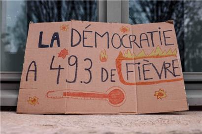 Verfassungsartikel 49.3 ist ein zweispältiges Instrument, das ein Durchregieren ermöglicht, allerdings auf Kosten der Demokratie
