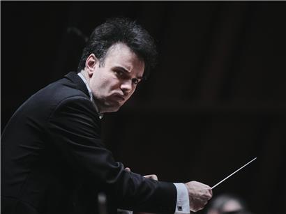 Vergangene Woche feierte er sein Debüt mit dem  Luxembourg Philharmonic: der neue Chefdirigent Martin Rajna