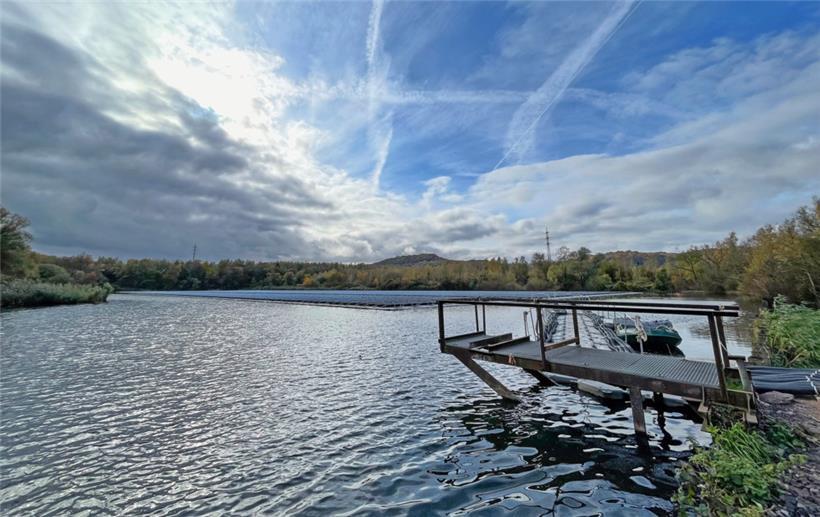 Vergangenes Jahr wurde das erste schwimmende Enovos-Solarkraftwerk in Luxemburg am Ufer des Industrieteichs auf dem Düdelinger Gelände von ArcelorMittal eingeweiht
