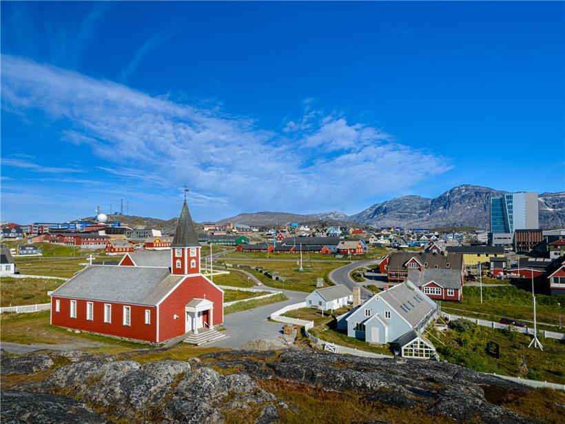 Alltagsszene in Nuuk, Grönlands Hauptstadt, mit typischer Architektur und Menschen im urbanen Umfeld