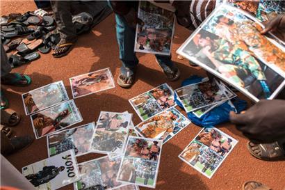 Vergleiche mit dem ermordeten Volkshelden Thomas Sankara: Poster mit dem neuen starken Mann des Landes, Paul-Henri Sandaogo Damiba, verkaufen sich gerade gut in Ouagadougou
