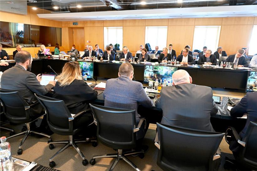 Verhandlungen auf Schloss Senningen
